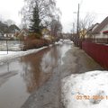 FOTO: Sulailmaga jääb terve tänav vee alla