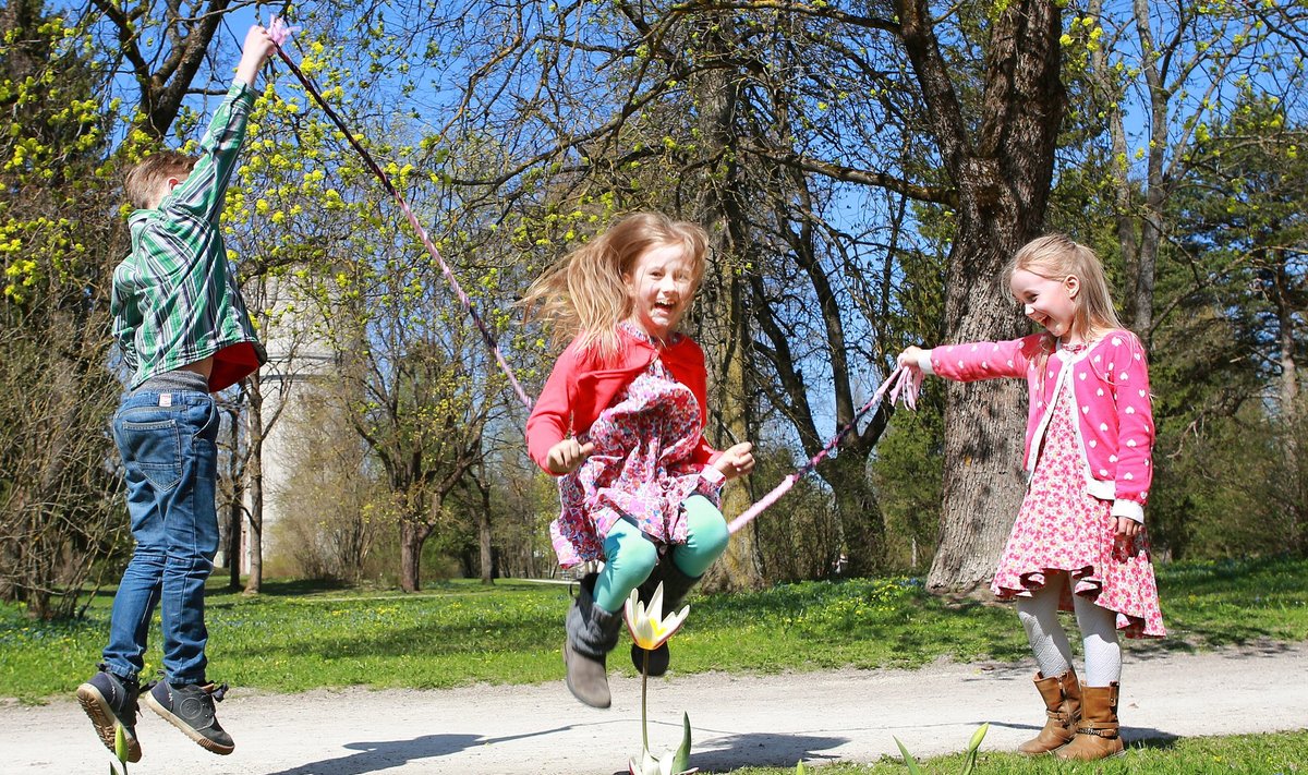 Isetehtud hüppenööriga hüppamine on hoopis lõbusam. Hüppab Laura, Rimmo-Robin ja Anete annavad nöörile hoogu.