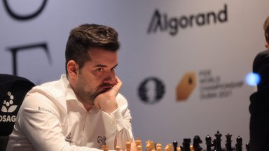 Россиянин Непомнящий проиграл очередную партию в матче за мировую шахматную корону