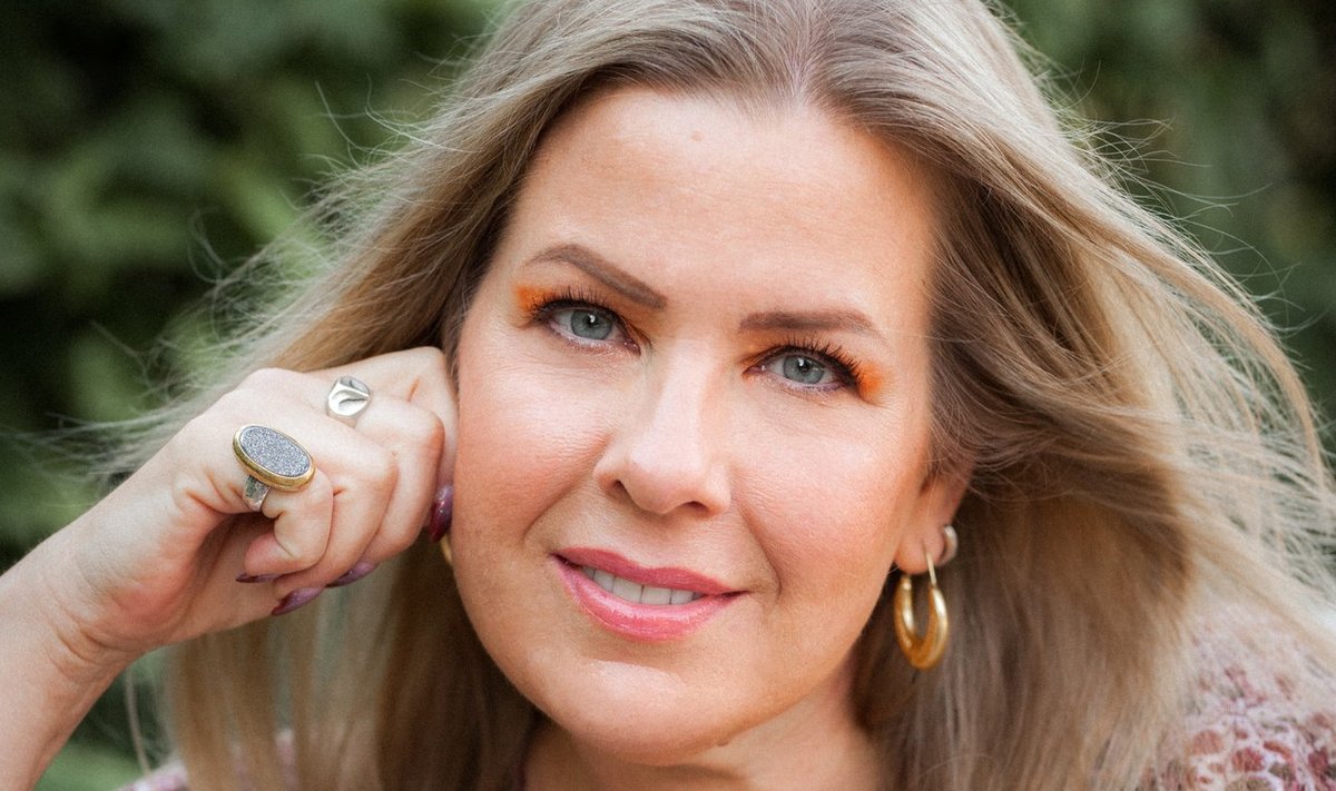 Kristi Luik on USAs elav kolumnist, kelle sulest on Eestis ilmunud raamat “Veidrike printsess”. Tema lapsed on kooliealiseks sirgunud ja Kristi mõtteis mõlgub plaan koos perega vähemalt aastaks Eestisse kolida – tema süda on