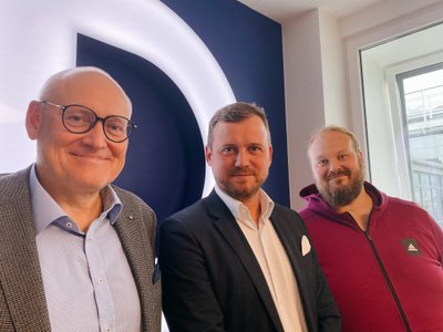Baltic Horizoni investeerimisfondi nõukogu esimees Raivo Vare, juhatuse esimees Tarmo Karotam ja saatejuht, ajakirjanik Martin Hanson.