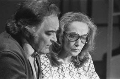 Ita Ever koos Rein Areniga Mikk Mikiveri juhitud telesaates “Imet tabamas”, lugemas katkendit Jaan Kruusvalli näidendist “Pilvede värvid”, mis samal aastal esietendus. Aasta oli 1983.