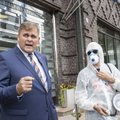 Raivo Aegi kampaaniaüritusel osalesid kaetud nägudega tegelased. Urmas Reinsalu võitleb samal ajal nägude katmise vastu