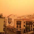 VIDEOD ja FOTOD | Tenerifet kimbutab Sahara liivatorm, mis lükkab lennureisid edasi. Üks eestlane otsis eile kolm tundi hotellituba, mille eesti kasseeriti 300 eurot