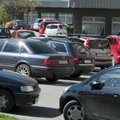 Lugeja: parkimiskohti napib, aga mõned elanikud laiutavad mitme masinaga korraga ning hoiavad parklas seisvaid romusid!