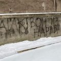 FOTO | Kao Narvast minema! Piirilinna seintele ilmusid meeri vaenavad sirgeldused. Katri Raik: ebameeldiv on, aga ohtu ma ei tunne