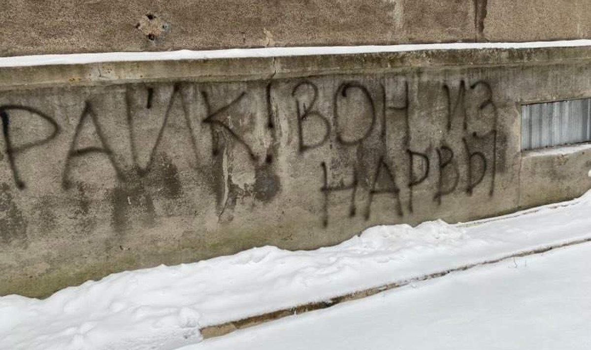 Sõnumites ärgitatakse Narva linnapead Katri Raiki linnast lahkuma.