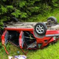 ФОТО | Автомобиль вылетел в кювет и перевернулся. Тяжело пострадал водитель