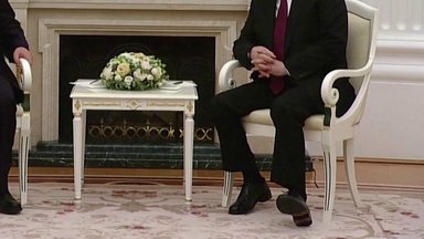 VIDEO | Putini tervises paneb kahtlema tüüpliigutus, mida ta tegi ka Hiina presidendiga kohtudes