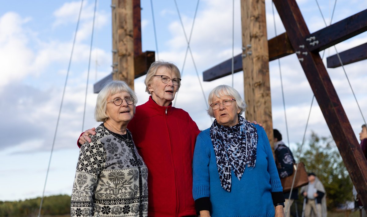 Helene mälupaiga avamine Kõiguste sadamas. Fotol kolm 1944. aastal reisi kaasa teinud naist: Malle Björklund, Anne Liigsoo ja Helle Kivling.