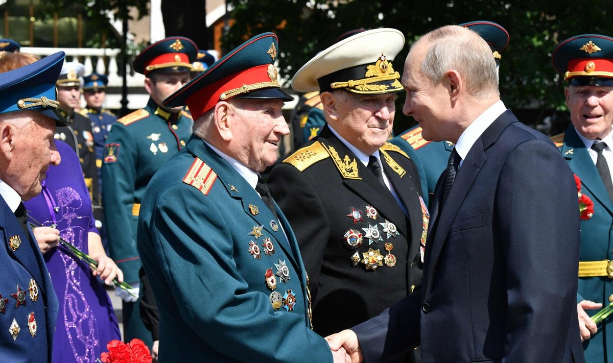 KAITSEALUSED: Putin õnnitlemas teise maailmasõja veterane. Venemaal võib veteranide tunnete solvajat kriminaalvastutusele võtta.  