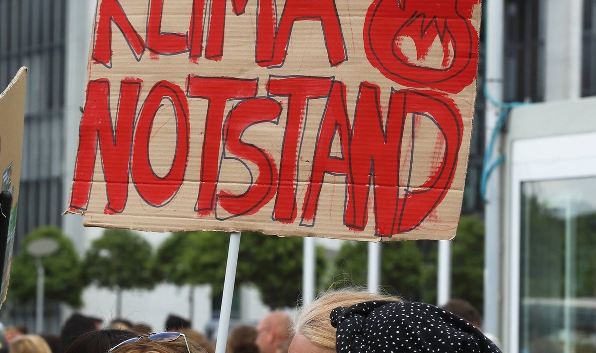 Õpilased, üliõpilased ja kliimaaktivistid avaldasid nädalavahetusel Berliinis riigipäevahoone ees meelt puhtama maailma nimel. Nad toetavad Rootsi koolitüdruku Greta Tunbergi algatust.