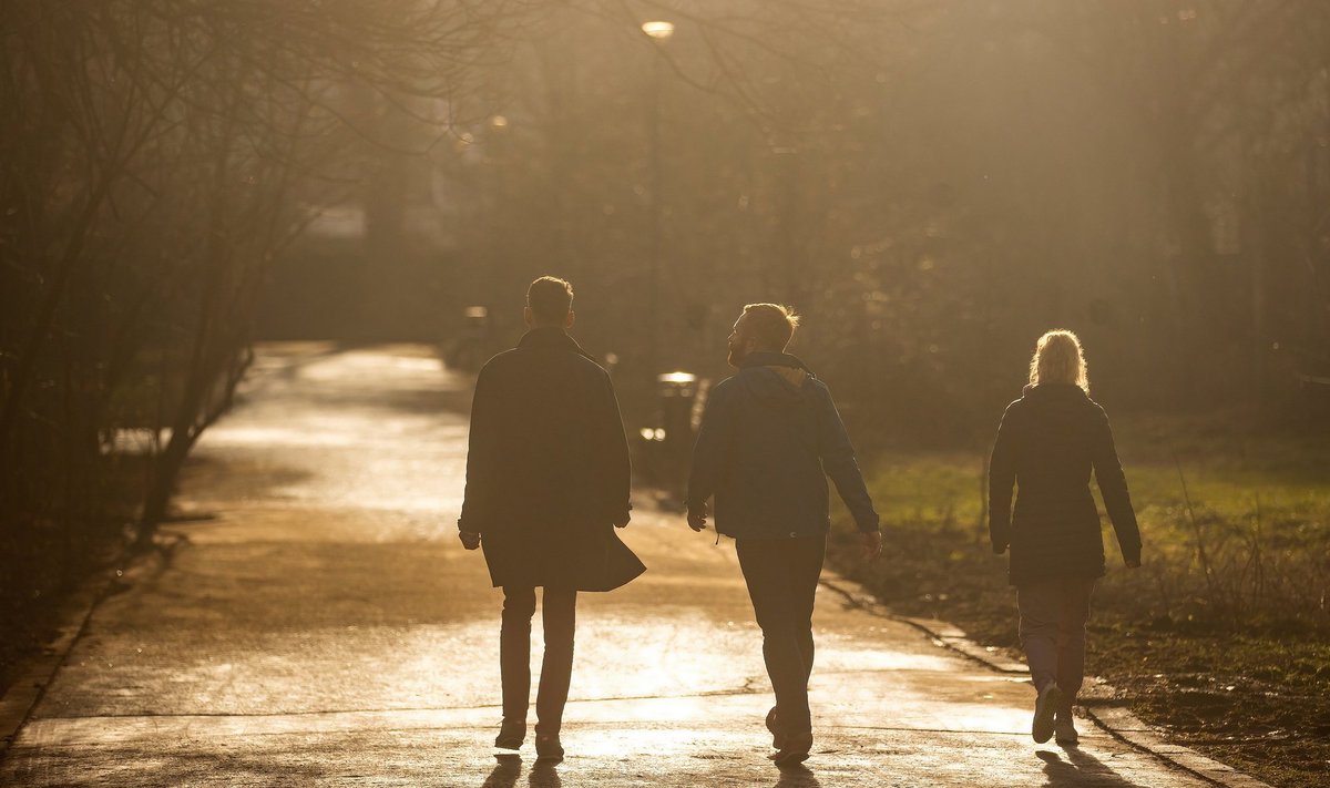 Inimesed jalutamas 2023. aasta esimesel päeval Poola linnas Krakowis, kus oli 13°C sooja.