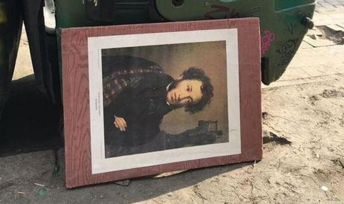 Puškini raamitud portree külili prügikasti kõrval.