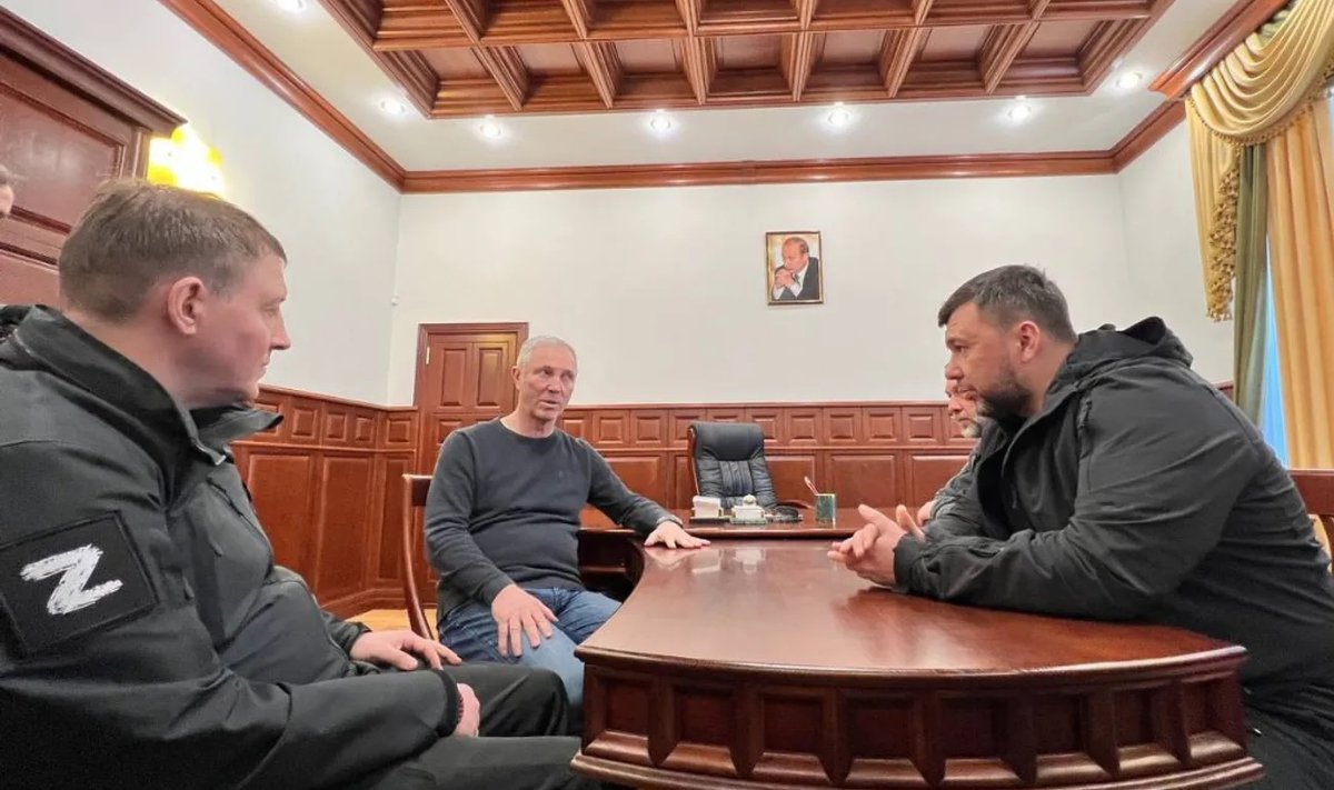 Ühtse Venemaa esindaja Andrei Turtšak, Hersoni okupatsioonivõimude juht Vladimir Saldo ja DNR-i liider Deniss Pušilin nõu pidamas