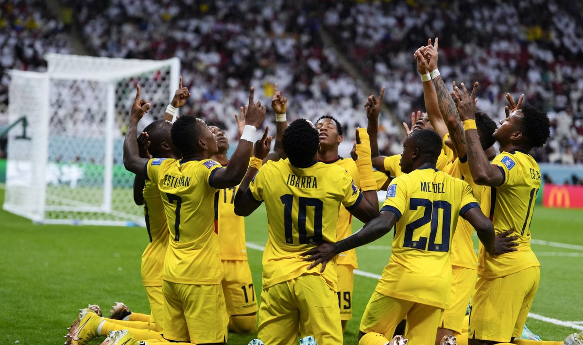Ecuadori mängijad väravat tähistamas.