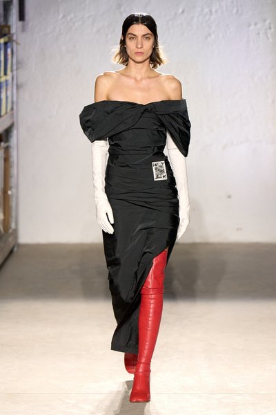 Valged kindad, punased sukksaapad: Maison Margiela talv 2022-2023.