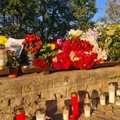 ГАЛЕРЕЯ | Люди несут цветы на места убранных советских памятников