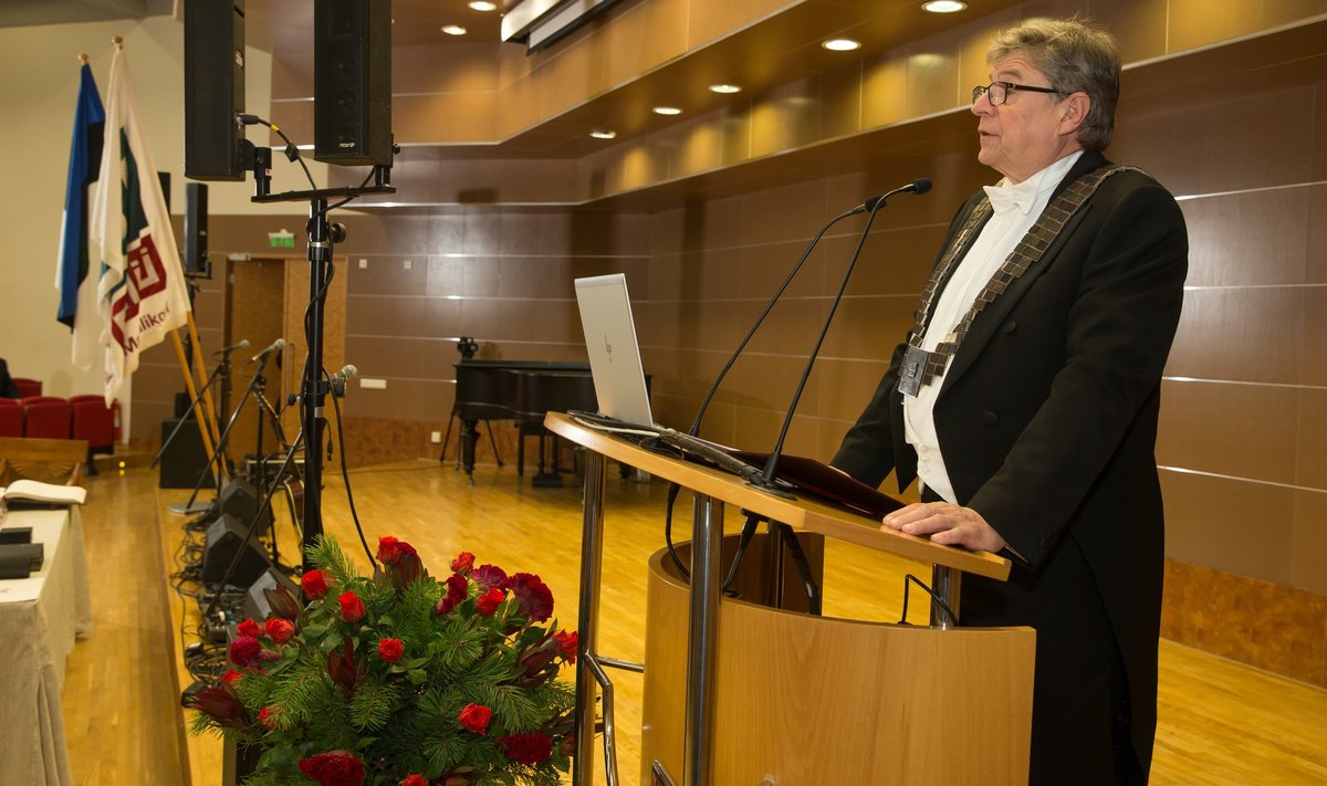 Rektor Mait Klaassen Maaülikoolis kõnet pidamas.