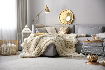 Cozy,Living,Room,Interior,With,Knitted,Blanket,On,Comfortable,Sofa