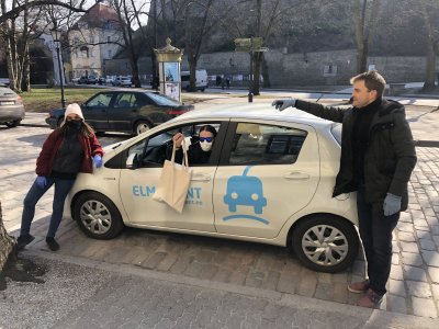 Koos Tallinn Music Weeki meeskonnaga mänguväljakute olukorda kontrollimas. Üks väike Yaris on täpselt 2 m ehk näitab hästi, kui pikka distantsi tuleb hoida.