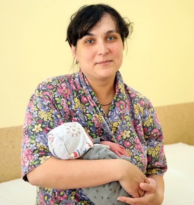 Новорожденный Марк со своей мамой Екатериной из Мариуполя в женской клинике Нарвской больницы
