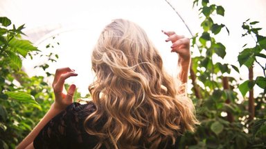 Parimad juuksekasvu kiirendavad tooted? Kummikarukestest vitamiinide ja seerumiteni