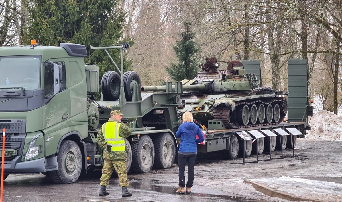 Venemaa tank T-72, mida nüüd üle Eesti näidatakse. Selle transportimine on omaette töö.