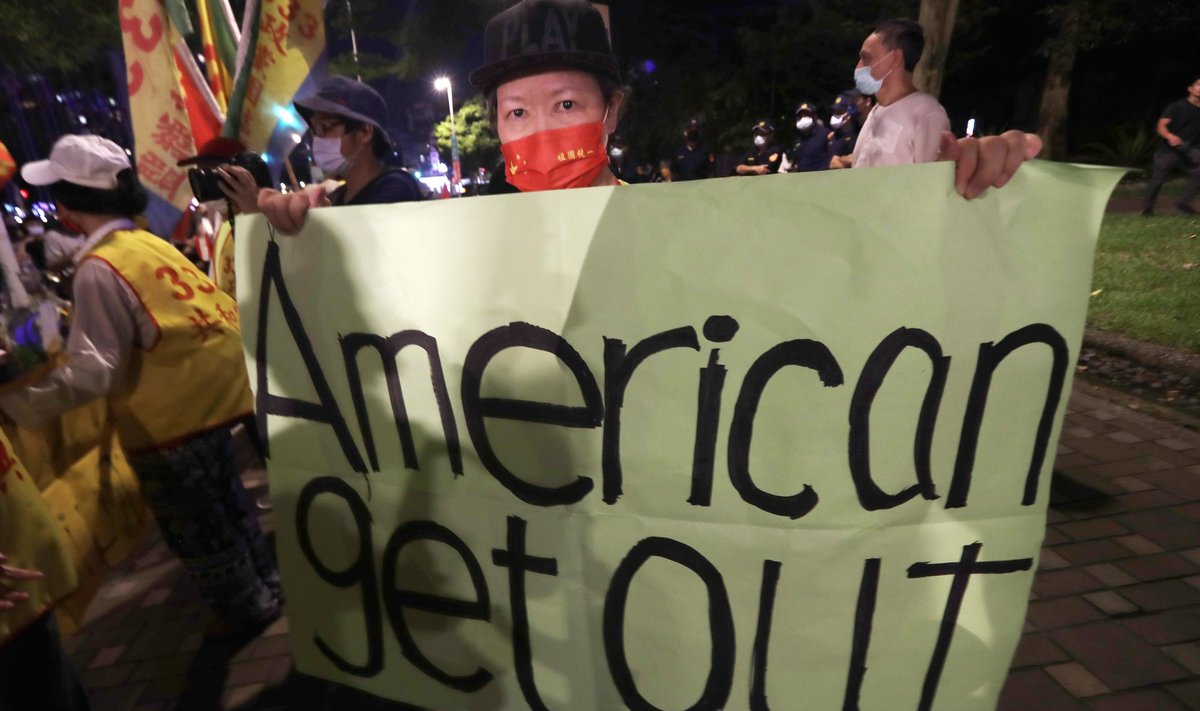 AMEERIKLANE, KAO MINEMA: Nancy Pelosit tervitasid Taiwanis ka hiinameelsed protestijad.