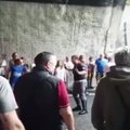 VIDEO | Absurdne olukord pärast sillavaringut Genovas: politseinik tõrjub tagasi sillale jäänud autode juurde kippuvaid juhte