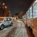 ФОТО | ДТП нарушило трамвайное движение в сторону Юлемисте. Серьезно пострадал водитель автомобиля