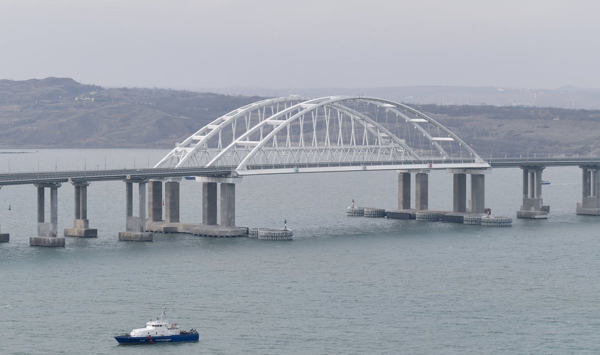2019. aastal avatud Kertši väina sild ühendab annekteeritud Krimmi poolsaart Tamani poolsaarega Krasnodari krais Venemaal. Ukraina siseministri nõuniku sõnul on aja küsimus, millal see õhatakse.