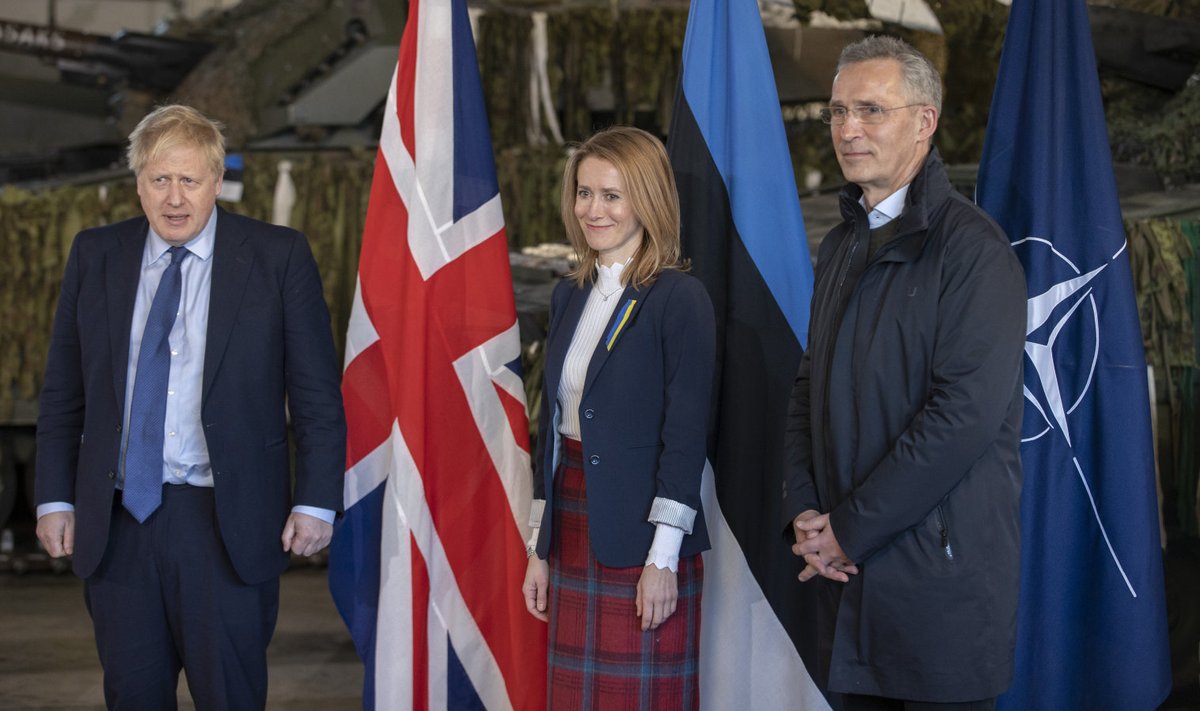 Boris Johnson, Kaja Kallas ja Jens Stoltenberg Tapa sõjaväelinnakus 1. märtsil 2022. 