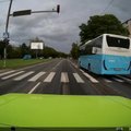 ВИДЕО | В Таллинне автобус промчался через пешеходный переход на красный свет и чуть не сбил велосипедиста