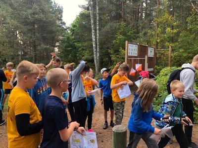 Viienda klassi õpilased orienteerumispäeval Glehni pargis