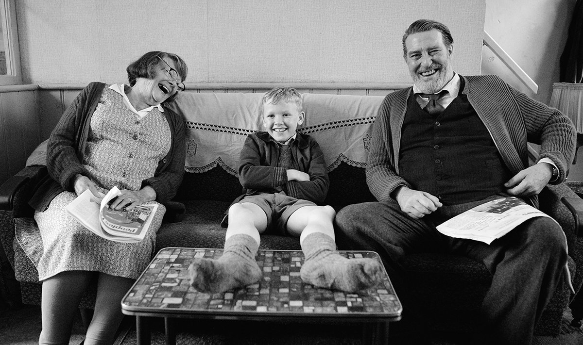 MUHEKOMÖÖDIA VÕTMES LAPSE­PÕLVELUGU: „Belfasti“ toon on kerge ja õhuline, et mitte öelda pealiskaudne. Pildil peategelane, 9aastane Buddy (Jude Hill) koos oma vanavanematega (Judy Dench ja Ciarán Hinds).