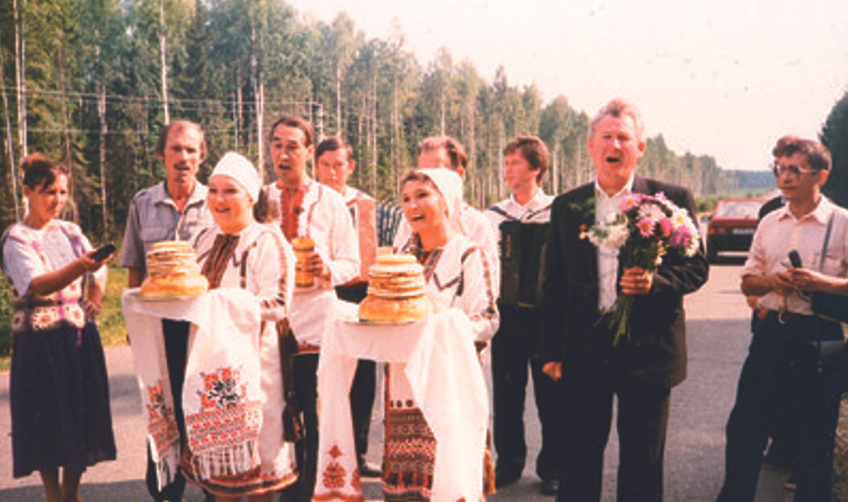 Marimaal Morko rajooni piiril. Külalisi võetakse vastu laulu ja pliinidega. 