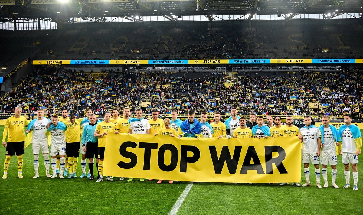 Kiievi Dinamo ja Dortmundi Borussia hoidmas enne mängu sõjavastast plakatit.
