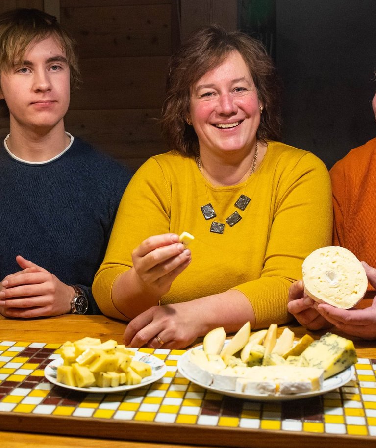 Merle ja Mart Leibur nimetavad Kolotsi talu ja juustuäri oma "lõbuks, mida teha nii kaua, kui viitsimist on". Nad ei oota, et poeg Eduard võtaks selle üle.