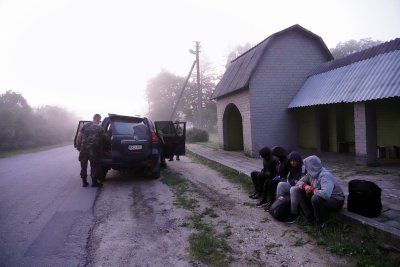 Leedu piirivalve koos kinni võetud illegaalsete piiriületajatega üleeile Kalviais. 