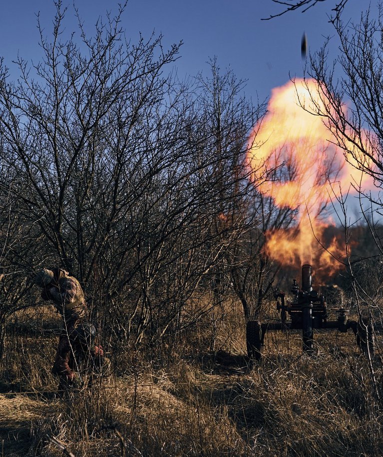Ukraina sõdurid tulistavad pukseeritavast Prantsuse mortiirist MO-120-RT-61. Foto tehtud 6. detsembril 2022 Bahmuti lähedal. 