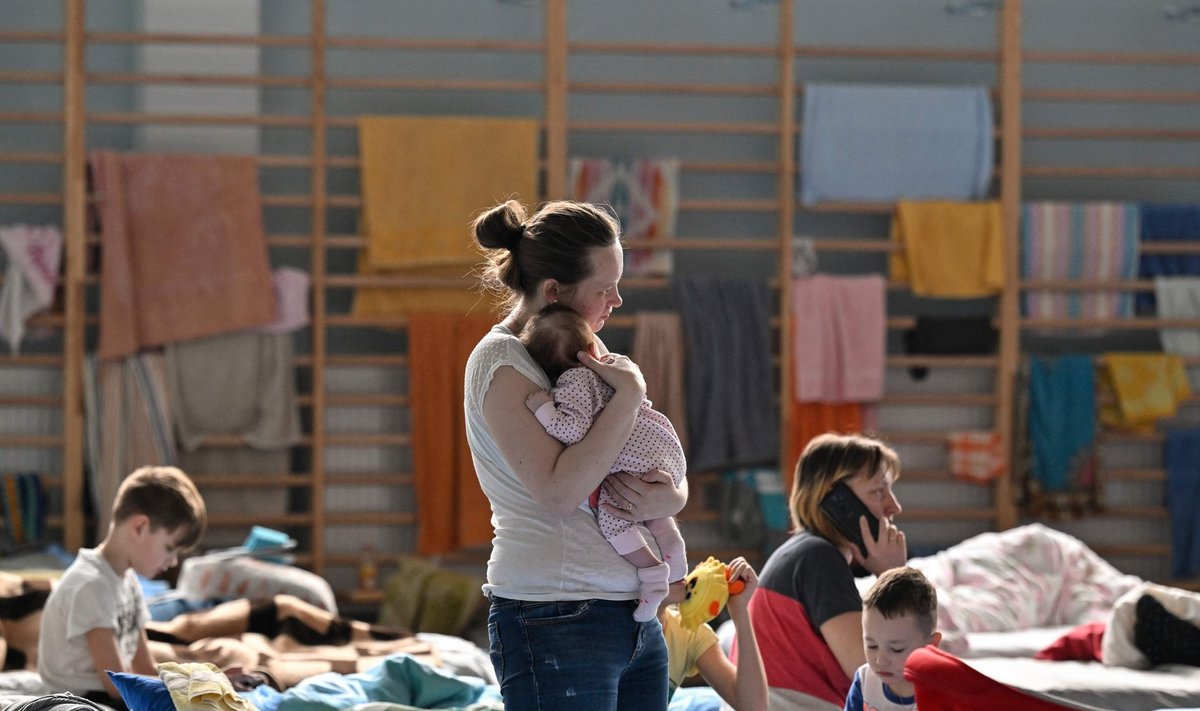 Ukraina põgenikke on juba nii palju, et privaatseid ööbimisvõimalusi ei suudeta neile pakkuda. Fotol pagulastest tulvil kooli võimla Poola piiriäärses linnakeses Przemyślis.