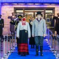 FOTOD | Presidendipaar inspireerus tänast rõivastust valides Kersti Kaljulaidi juurtest, kandes vanimaid teadaolevaid Jämaja kihelkonna rahvariideid