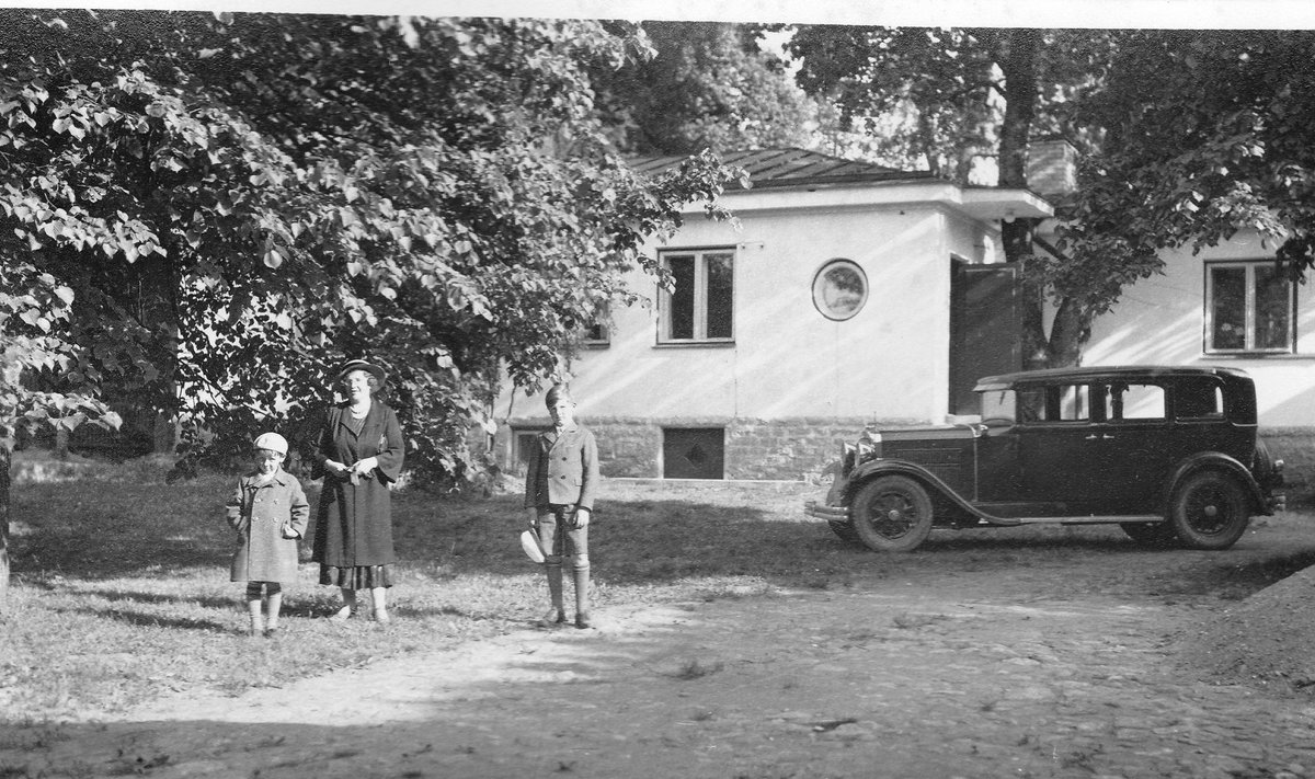 Insener Peterseni abikaasa Emma umbes 1935. aasta paiku lastega maja ees, mis nüüd kavatsetakse lammutada.