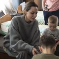 ФОТО | Анджелина Джоли показала осколок бомбы, привезенный из Львова: его нашла маленькая девочка