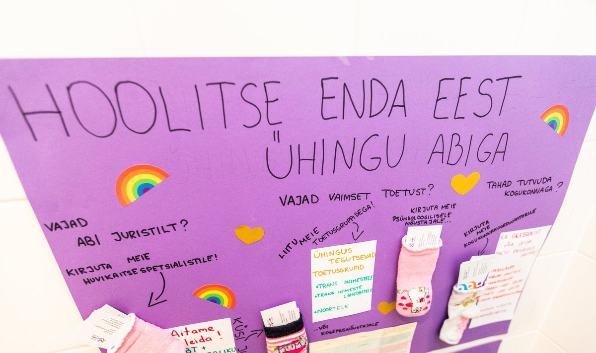 Plakat Eesti LGBT Ühingu ruumides, kus räägitakse, kuidas abiks ollakse. Ühing ise sõltub suuresti riigi rahastusest. Nüüd selgub, et riigikontrolli hinnangul rikub sotsiaalministeerium aga seadust. 