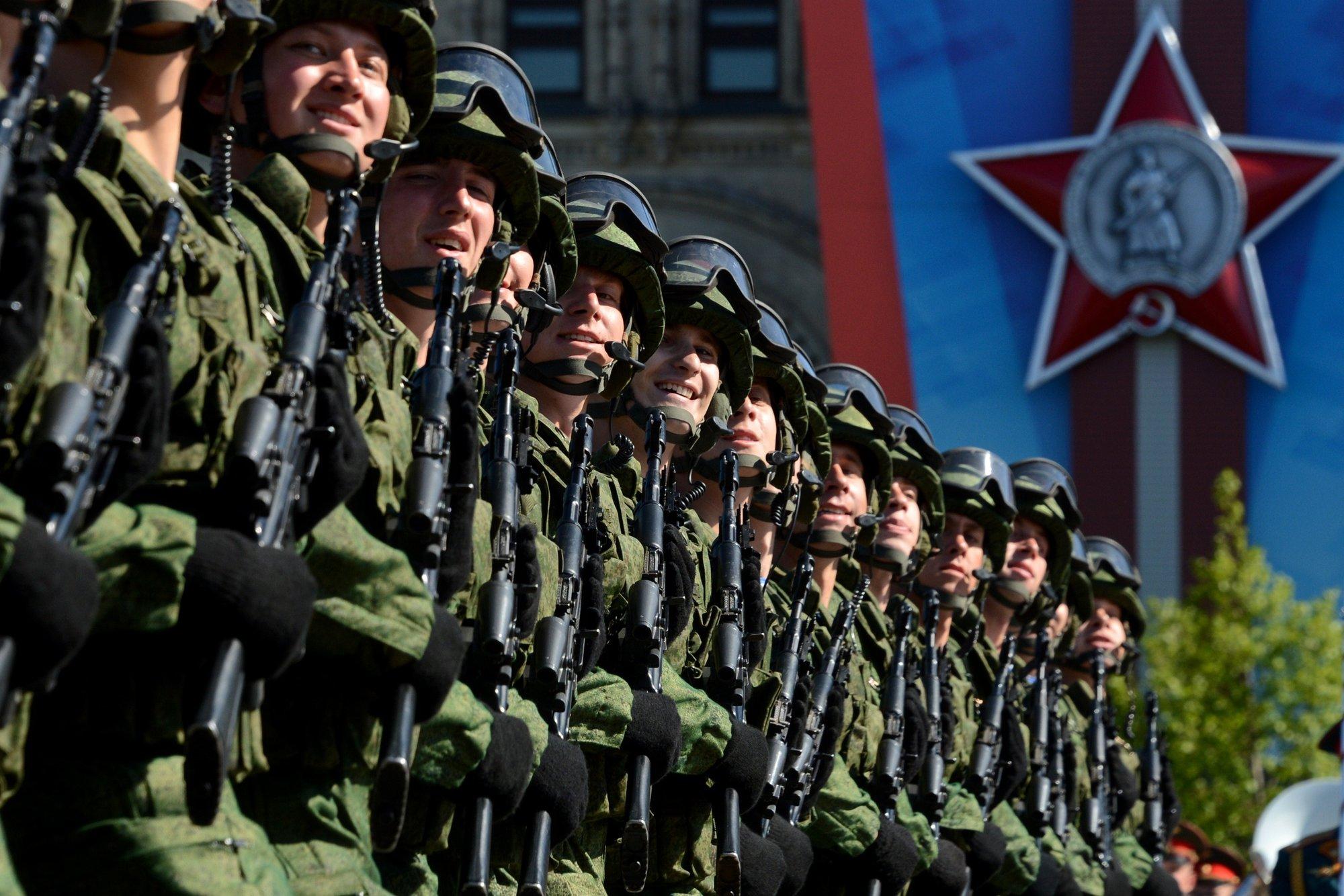 Подобные войска. Современная армия. Военный парад. Солдат Российской армии. Российский солдат на параде.