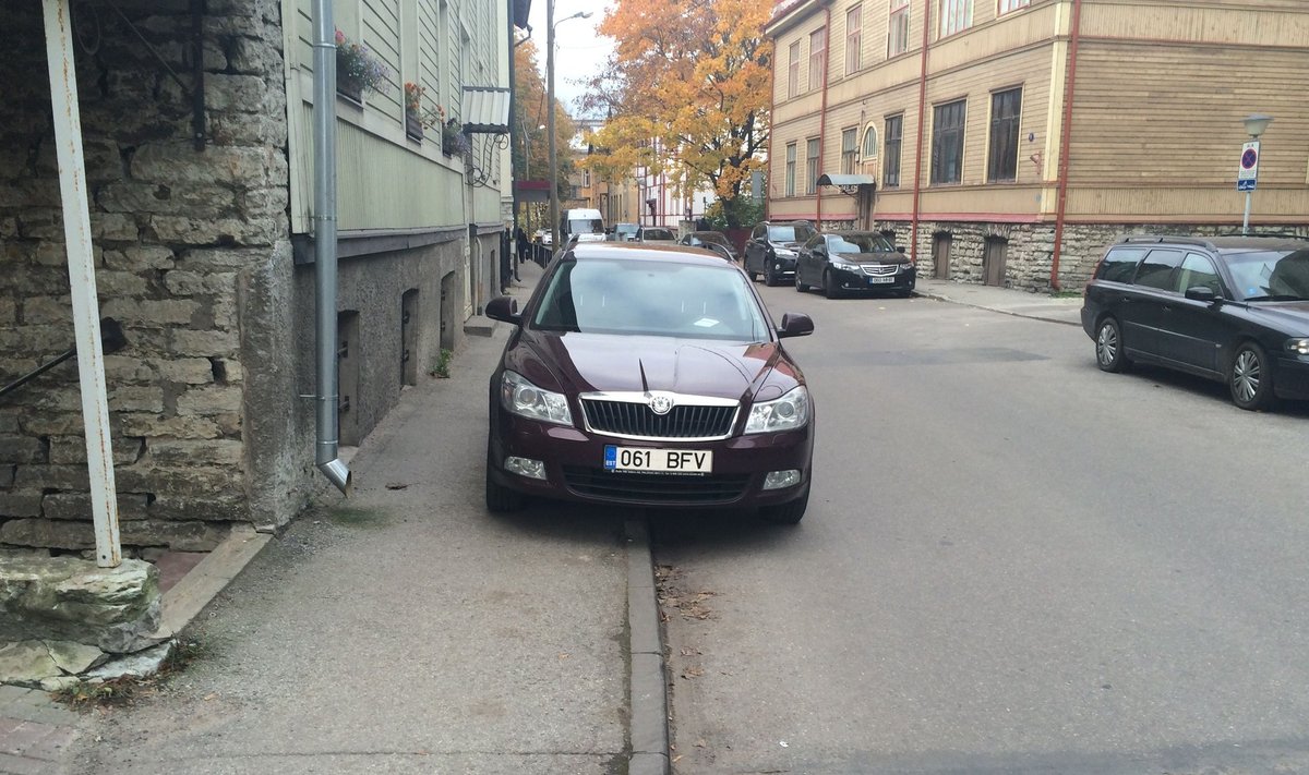 Kriminaalpolitseiniku parkimine Süda tänaval