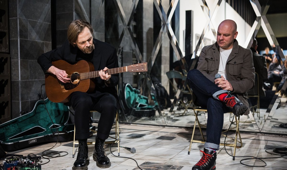FOTONÄITUSE „JÄLJED“ AVAMINE SOLARISE GALERIIS: Muusik Erki Pärnoja (vasakul) esitas muusikat Kaupo Kikkase tööde keskel.