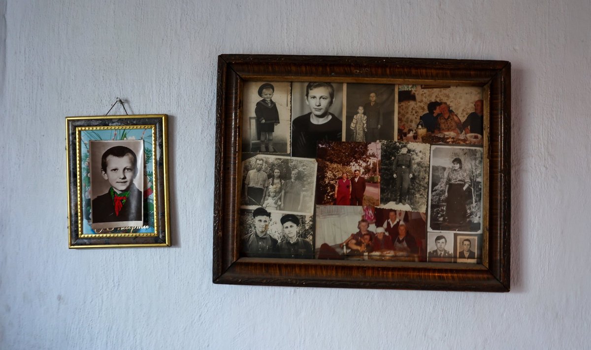 MÄLESTUSED: 67aastase ukrainlanna Anna maja asub Hersonis rindejoone lähedal. Pildid tema kodu seinal. 
